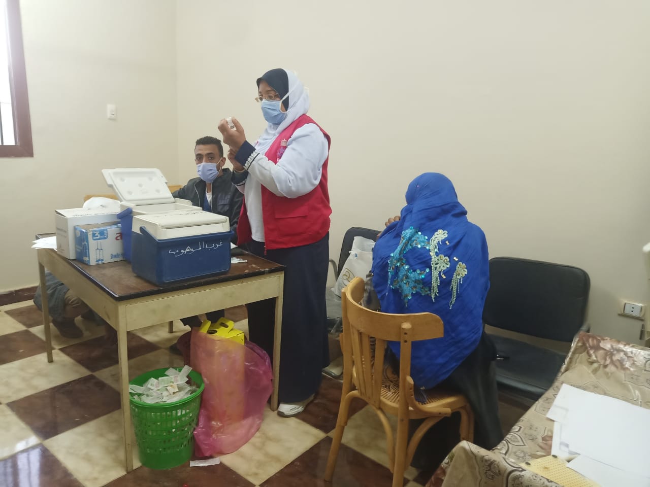 قافلة لتحصين سكان قرى غرب الموهوب ضد كورونا بالوادي الجديد (4)