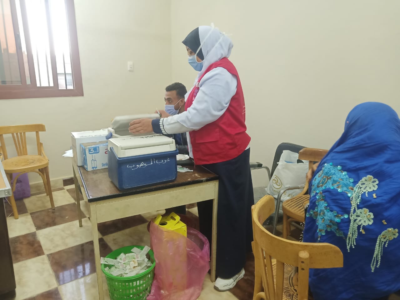 قافلة لتحصين سكان قرى غرب الموهوب ضد كورونا بالوادي الجديد (6)