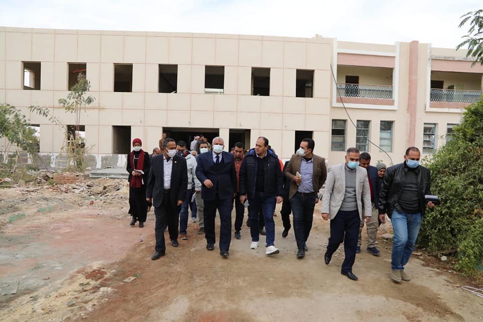 محافظ الوادي الجديد يتفقد مبنى المدينة الشبابية بالخارجة (2)