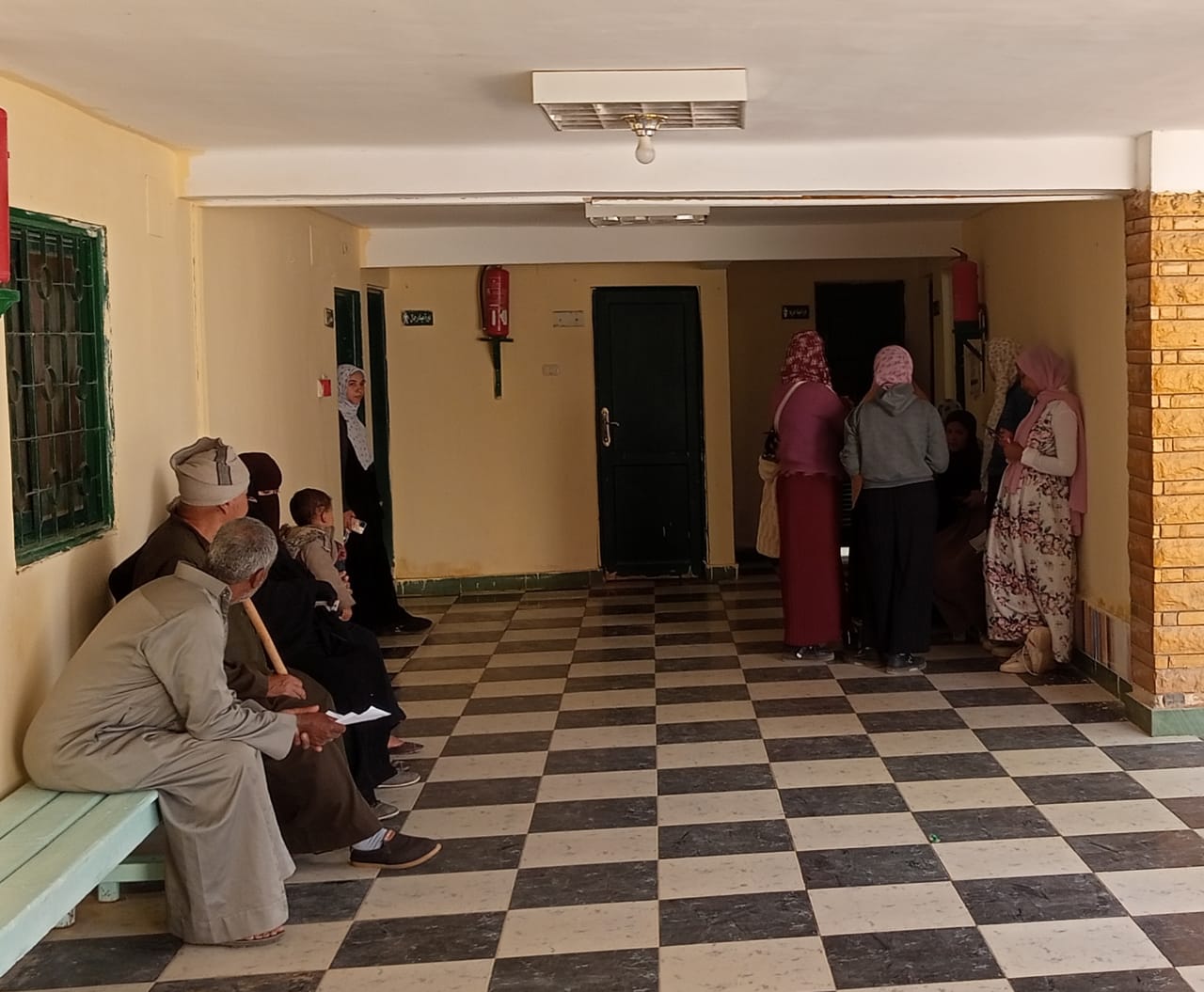 قافلة لتحصين سكان قرية الجديدة ضد كورونا بالوادي الجديد (2)