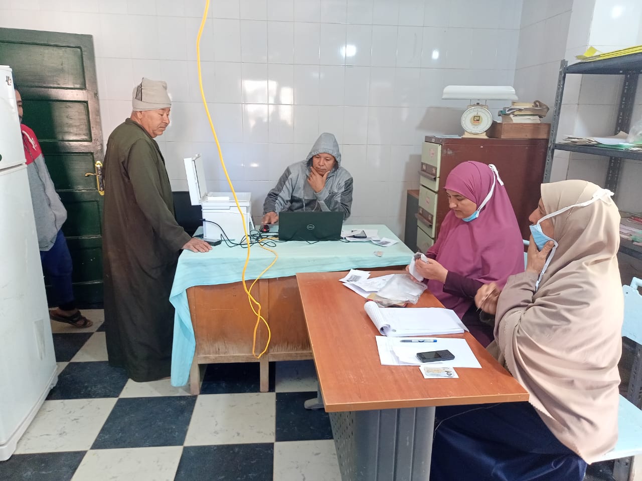 قافلة لتحصين سكان قرية الجديدة ضد كورونا بالوادي الجديد (3)