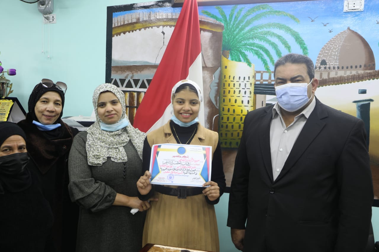 تكريم طالبة من ذوي الهمم من الوادي الجديد فازت في مسابقة السياحة (1)