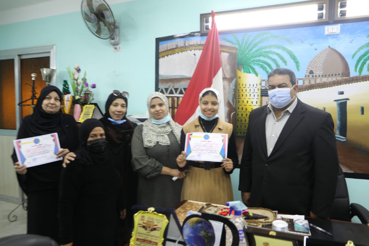 تكريم طالبة من ذوي الهمم من الوادي الجديد فازت في مسابقة السياحة (4)