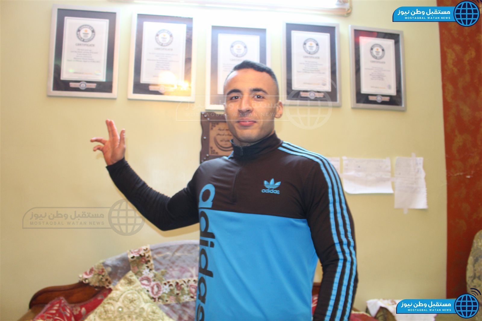 ميدو مع شهادات جينيس (10)