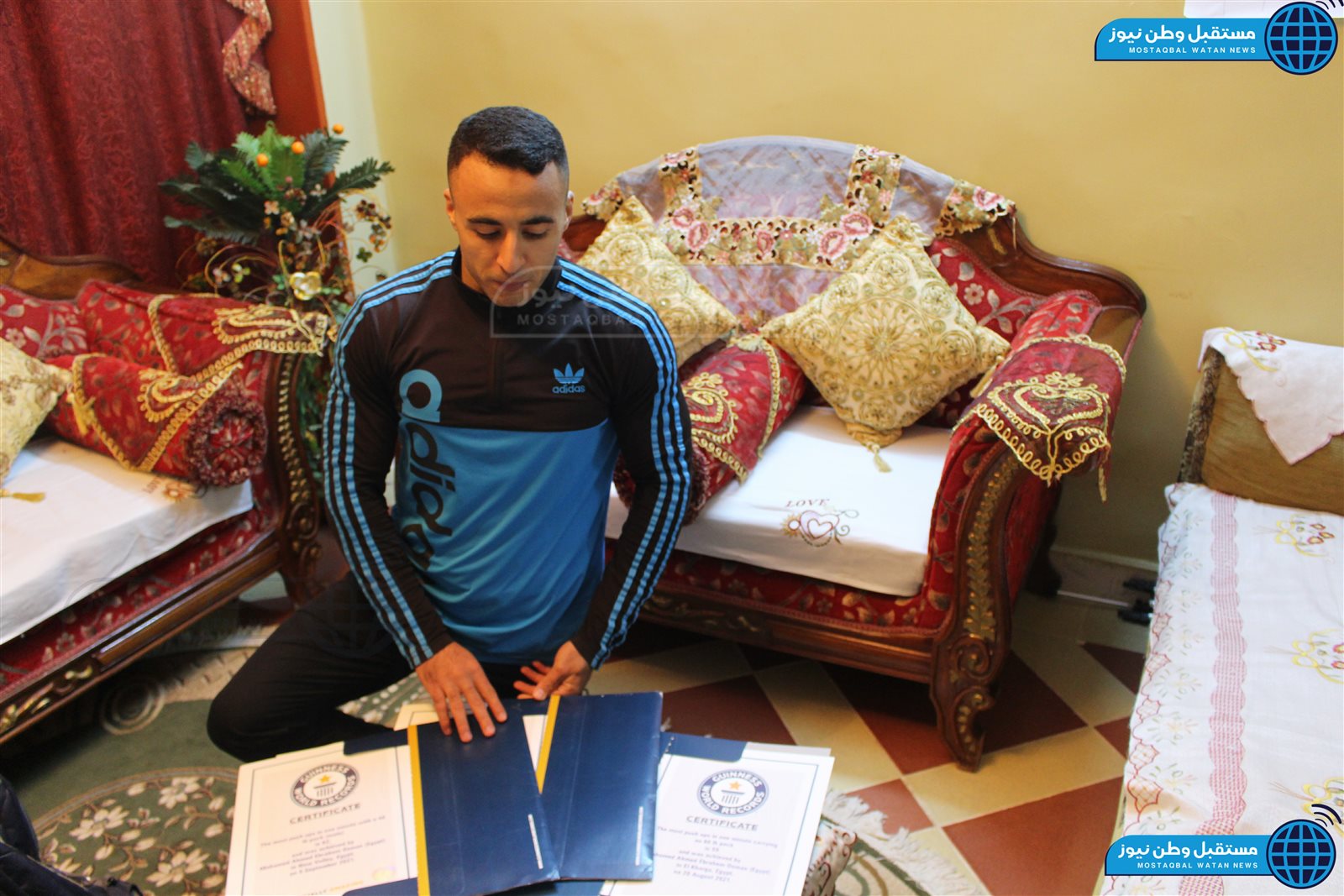 ميدو مع شهادات جينيس (14)