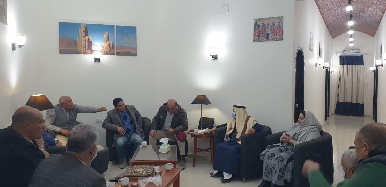 محافظ الوادي الجديد يلتقي رجال الأعمال والمستثمرين بالعوينات (1)