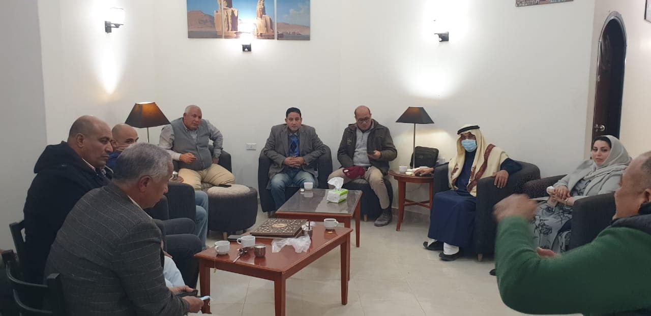 محافظ الوادي الجديد يلتقي رجال الأعمال والمستثمرين بالعوينات (2)