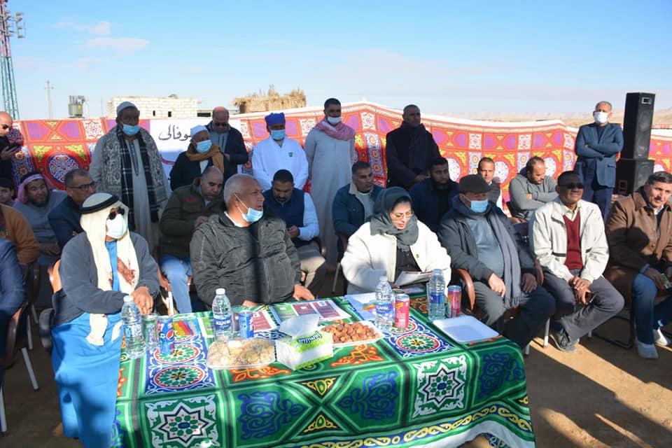 وفدالعربية للاستثمار يتفقد مزرعة نخيل ومصنع زيوت عطرية في الوادي الجديد (5)