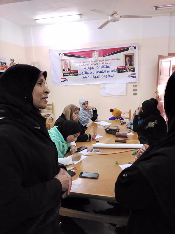 اطلاق ملتقى حرفي للفتيات في مركز بالوادي الجديد (2)