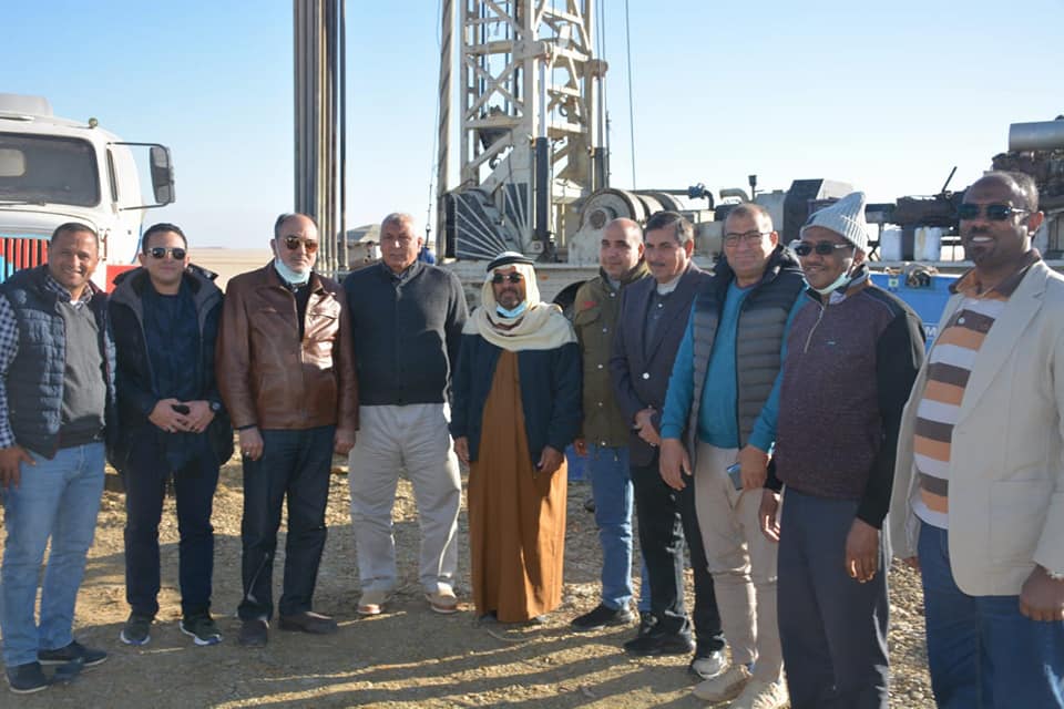 وفد العربية للاستثمار يتفقد المشروعات الاستثمارية بأبو منقار وسهل بركة بالفرافرة (2)