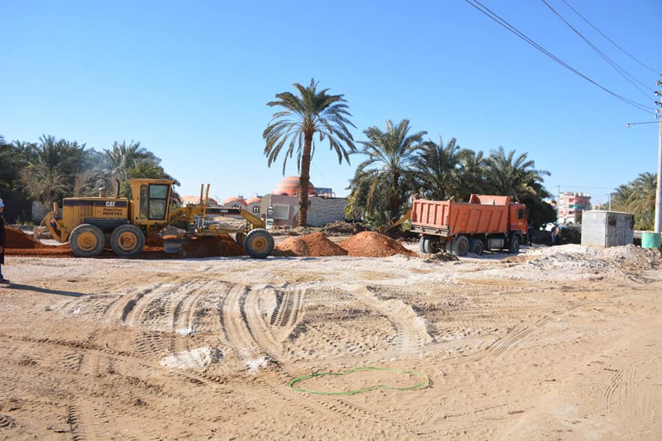 محافظ الوادي الجديد يتفقد مشروعات خدمية بالخارجة (8)