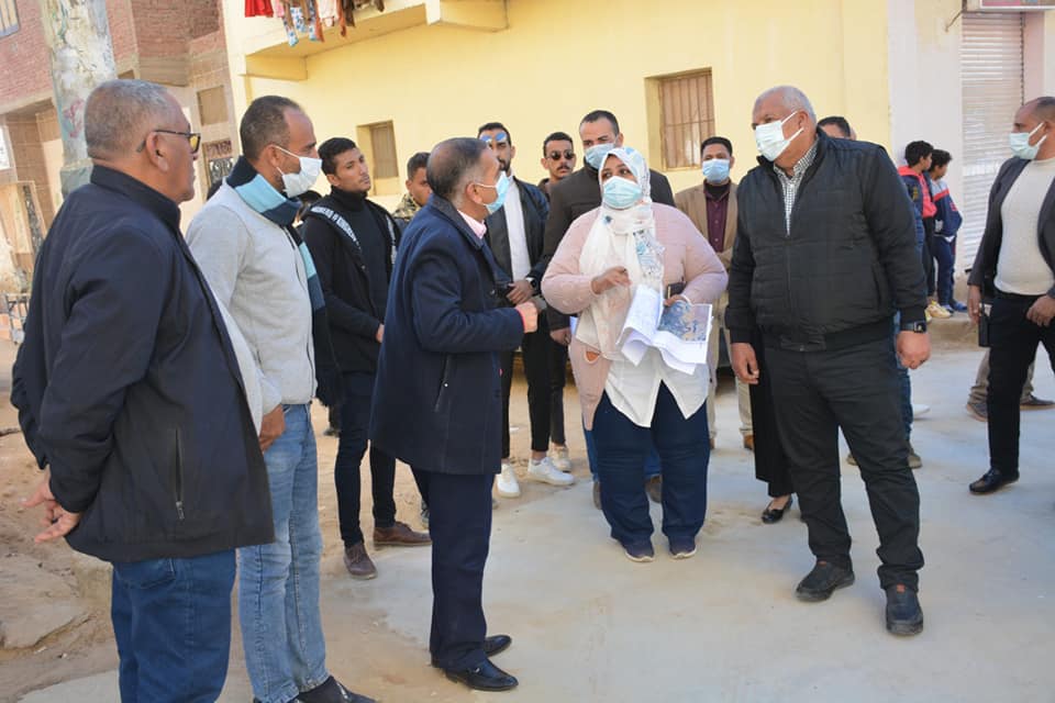 محافظ الوادي الجديد يتفقد مشروعات خدمية بالخارجة (9)