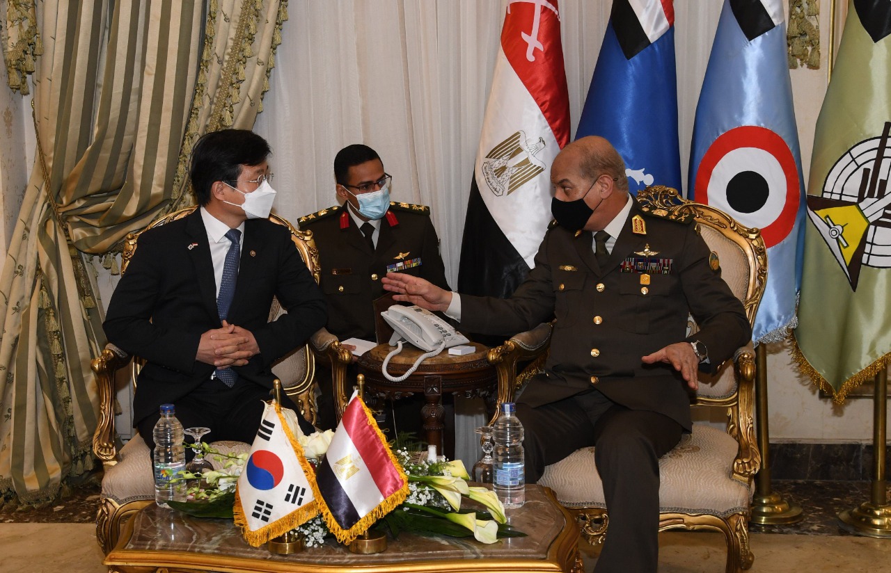 وزير الدفاع يشهد توقيع عدد من مذكرات التفاهم وعقود التسليح مع كوريا الجنوبية (6)