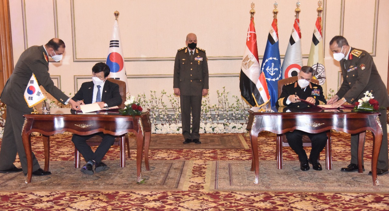 وزير الدفاع يشهد توقيع عدد من مذكرات التفاهم وعقود التسليح مع كوريا الجنوبية (8)