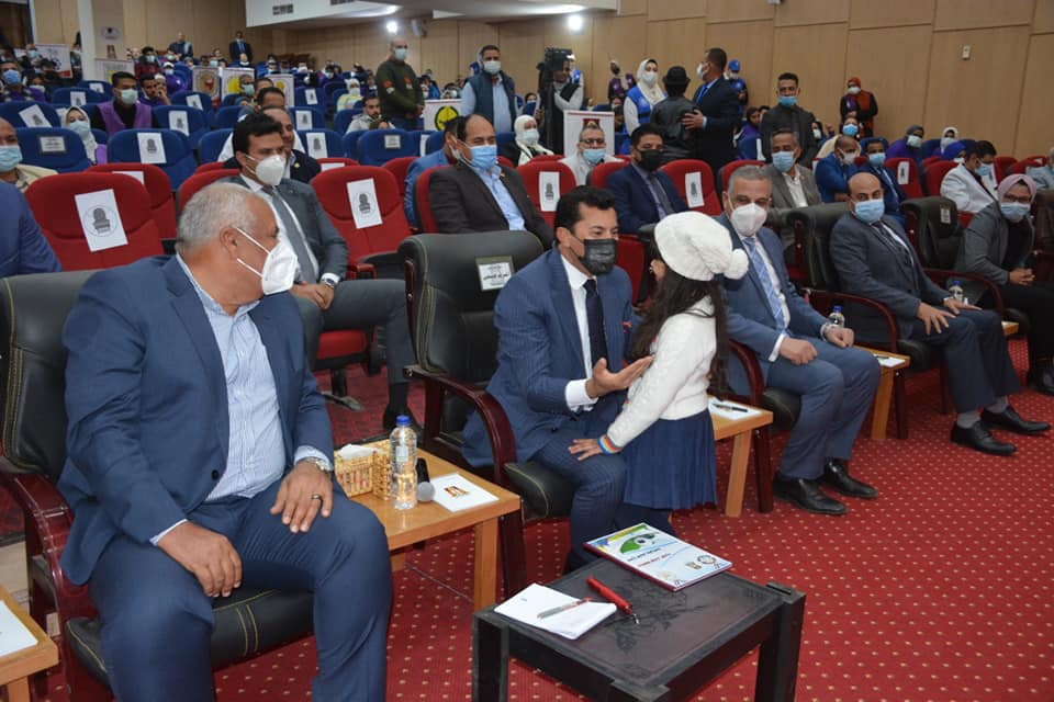 لقاء وزير الشباب بشباتب اجلامعات وبرنامج المحافظات الحدودية (1)