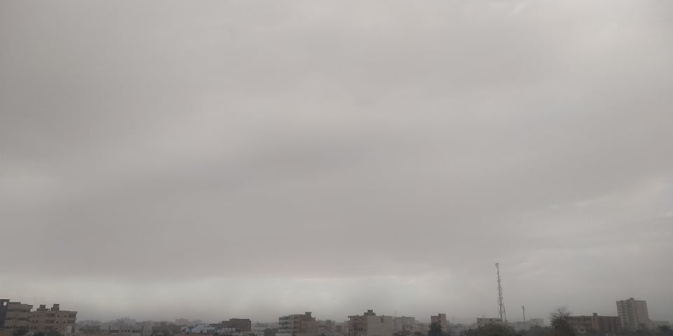غيوم ورياح محملة بالأتربة في الوادي الجديد (1)