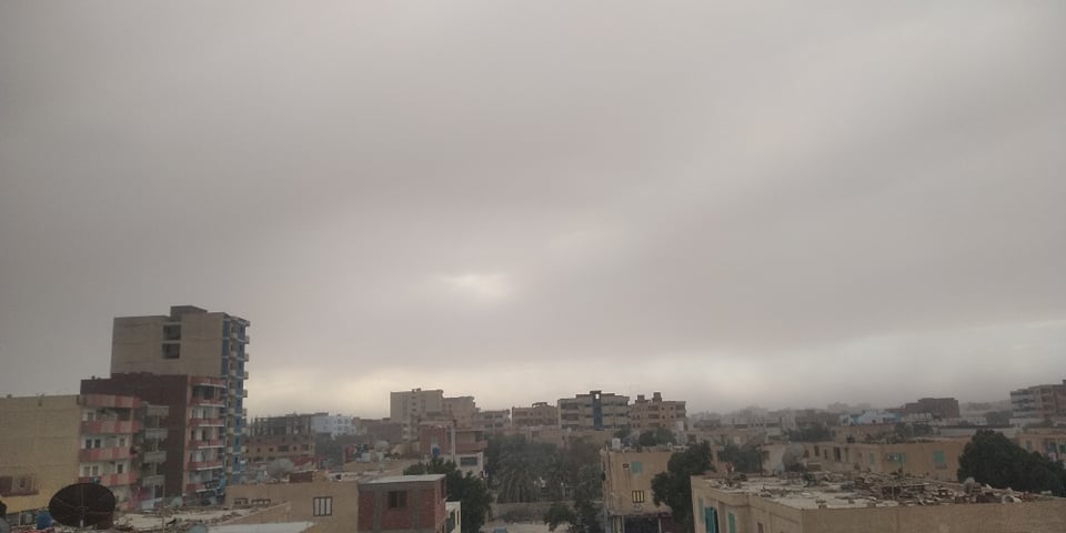 غيوم ورياح محملة بالأتربة في الوادي الجديد (3)
