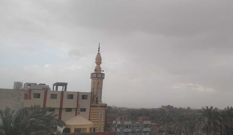 غيوم ورياح محملة بالأتربة في الوادي الجديد (5)