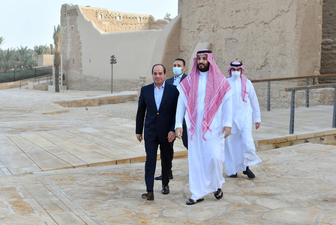 الرئيس السيسي يتفقد حي الطريف التراثي بالرياض بصحبة ولي العهد (1)