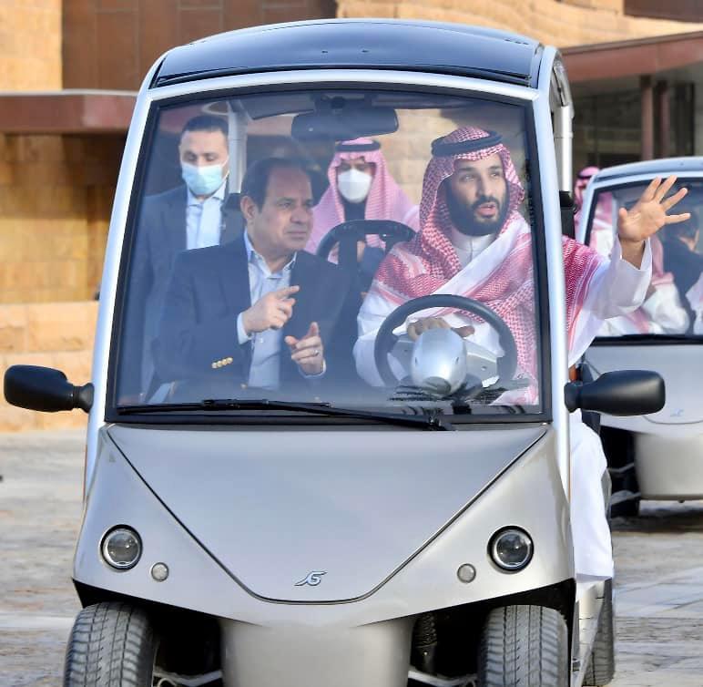 الرئيس السيسي يتفقد حي الطريف التراثي بالرياض بصحبة ولي العهد (3)