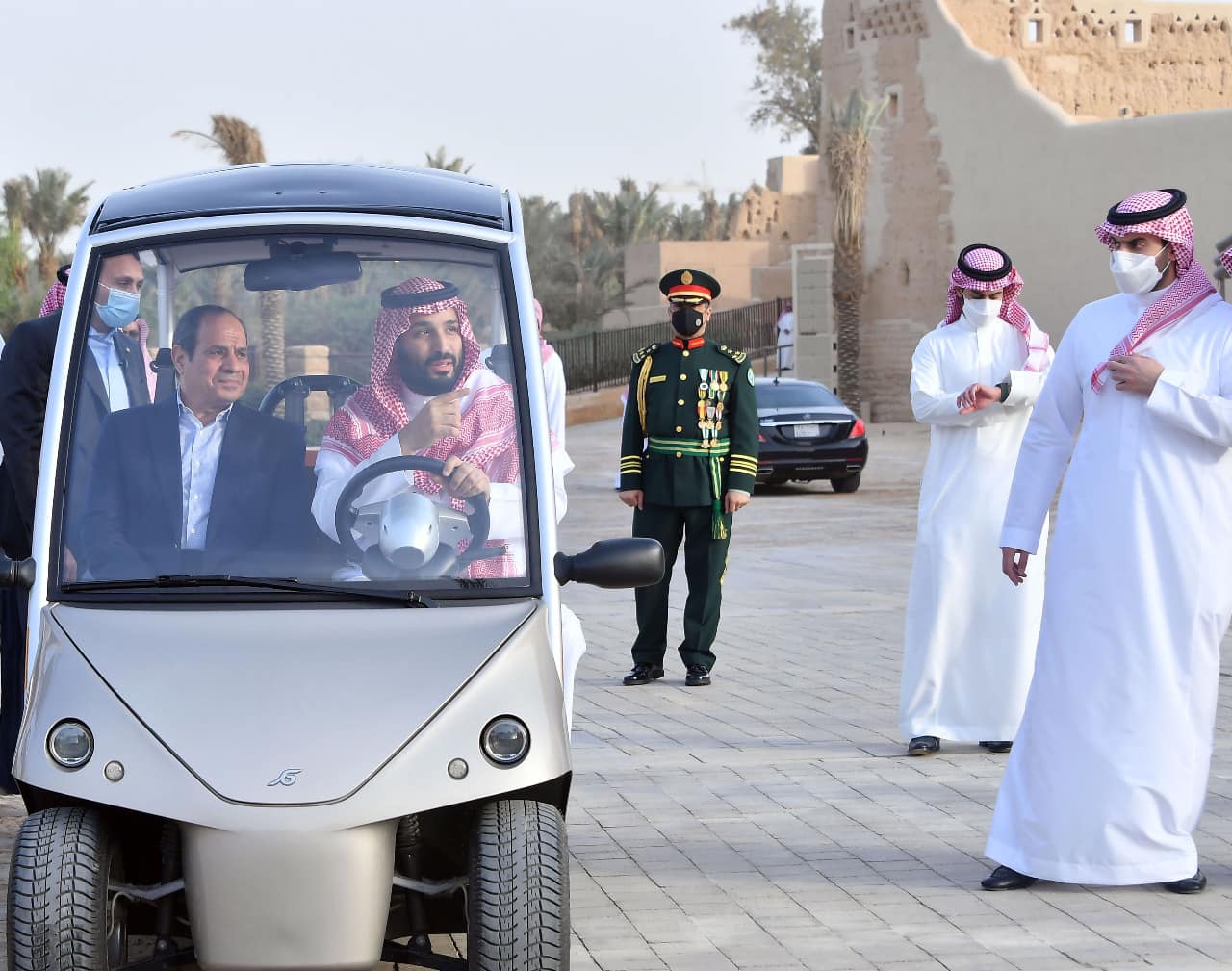 الرئيس السيسي يتفقد حي الطريف التراثي بالرياض بصحبة ولي العهد (5)