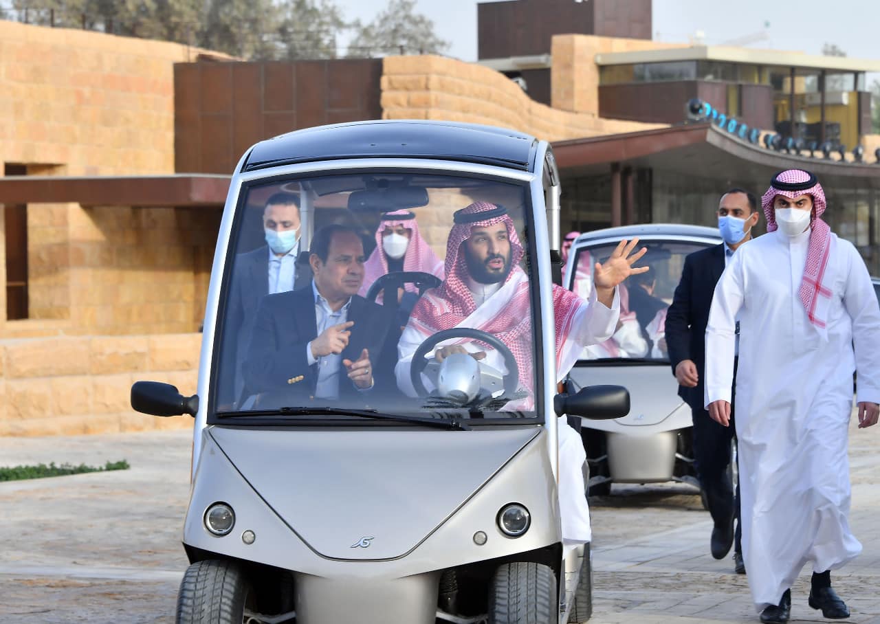 الرئيس السيسي يتفقد حي الطريف التراثي بالرياض بصحبة ولي العهد (8)
