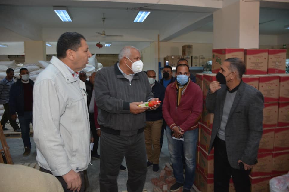 محافظ الوادي الجديد يطمئن على توافر السلع الغذائية بالمنافذ التموينية والفئوية (1)