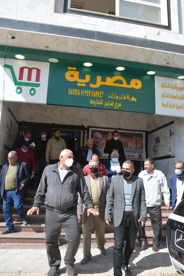 محافظ الوادي الجديد يطمئن على توافر السلع الغذائية بالمنافذ التموينية والفئوية (6)