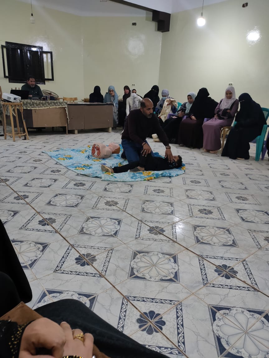 دورة تدريبية عن الاسعافات بقرية العوينة بالداخلة (3)