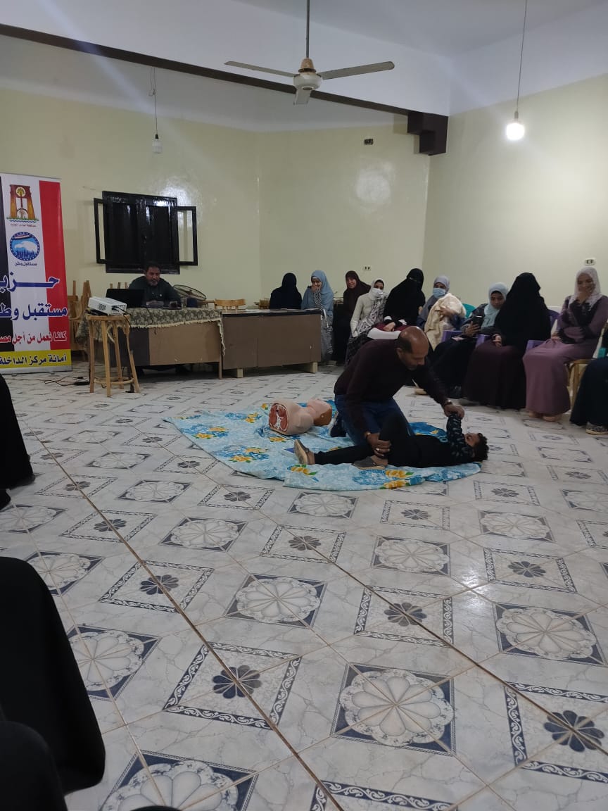 دورة تدريبية عن الاسعافات بقرية العوينة بالداخلة (7)