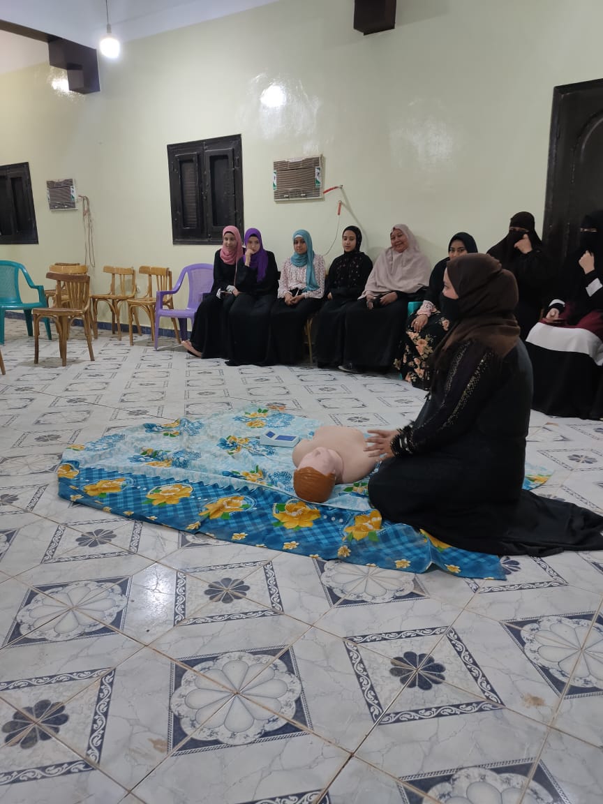 دورة تدريبية عن الاسعافات بقرية العوينة بالداخلة (10)