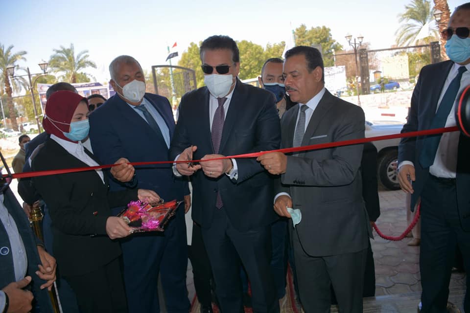 وزير التعليم العالي والبحث العلمي يفتتح كلية الطب البشري بجامعة الوادي الجديد (5)