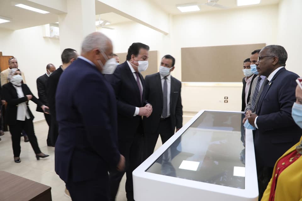 وزير التعليم العالي والبحث العلمي يفتتح كلية الطب البشري بجامعة الوادي الجديد (7)