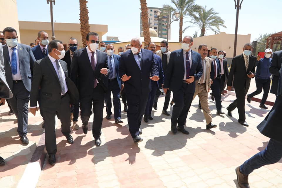وزير التعليم العالي والبحث العلمي يفتتح كلية الطب البشري بجامعة الوادي الجديد (9)