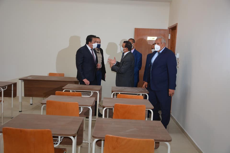 وزير التعليم العالي يفتتح كليات ومباني جديدة بجامعة الوادي (5)