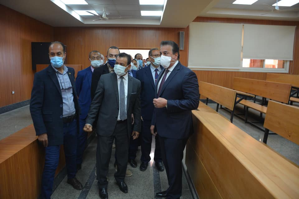 وزير التعليم العالي يفتتح كليات ومباني جديدة بجامعة الوادي (9)