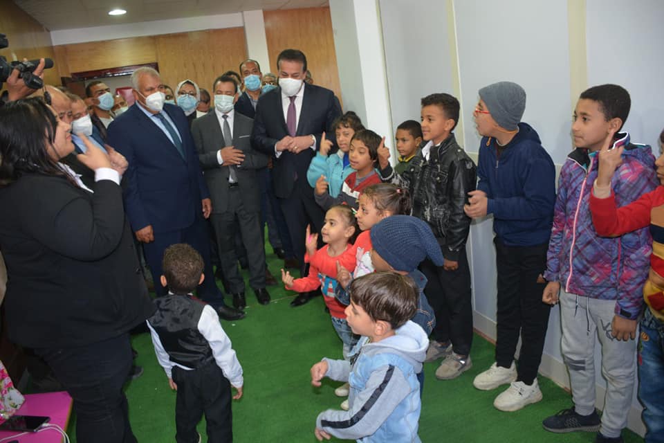 وزير التعليم العالييتفقد مركز حسن حلمي بالخارجة (4)