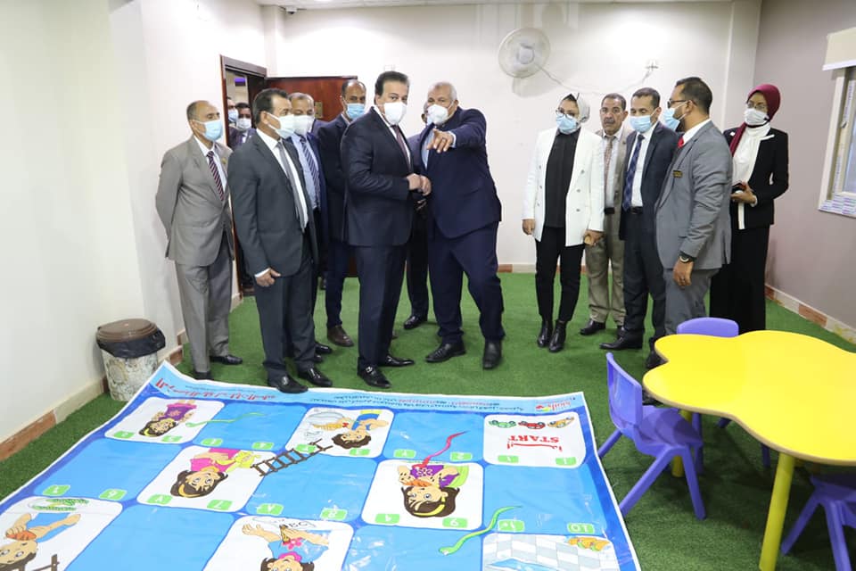 وزير التعليم العالييتفقد مركز حسن حلمي بالخارجة (5)
