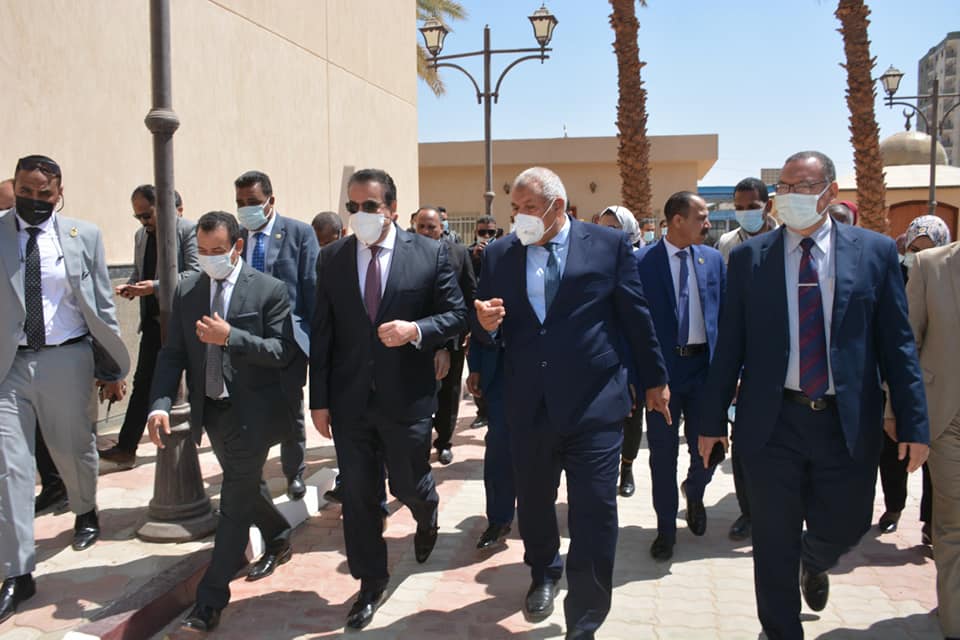 وزير التعليم العالييتفقد مركز حسن حلمي بالخارجة (9)