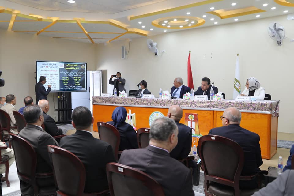 وزير التعليم يناقش تطوير الصحة في الوادي الجديد (1)