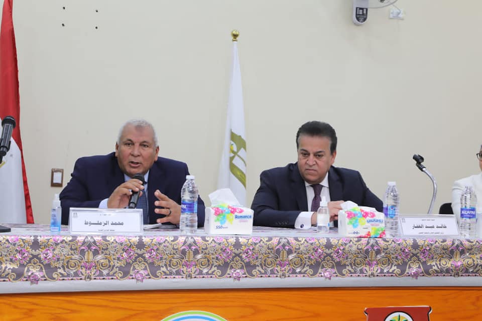 وزير التعليم يناقش تطوير الصحة في الوادي الجديد1
