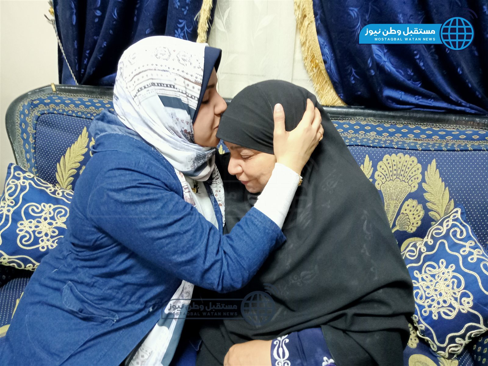 السيدة توتو مع نجلتها الدكتورة منى عبد الوهاب (1)