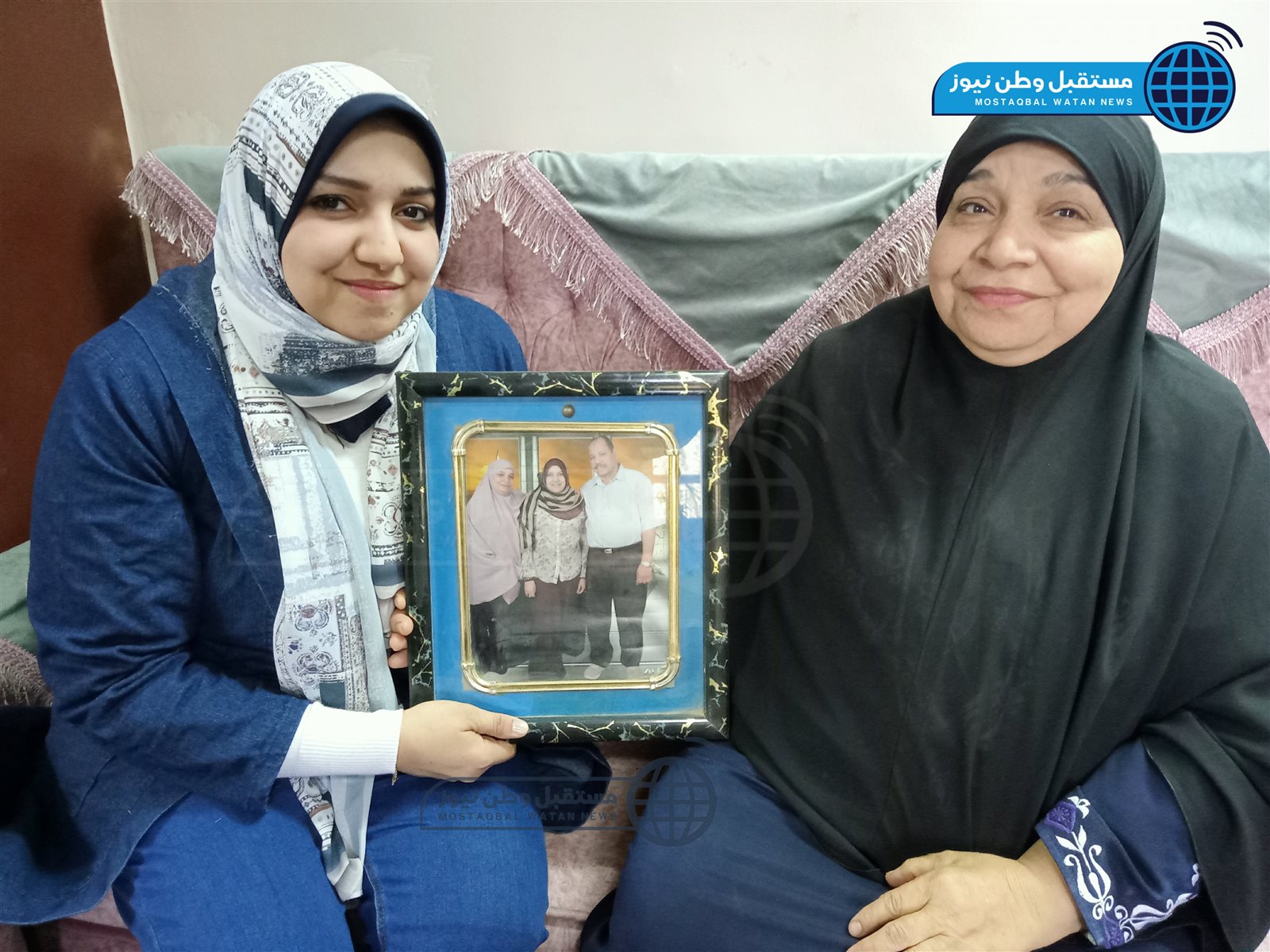 السيدة توتو مع نجلتها الدكتورة منى عبد الوهاب (2)