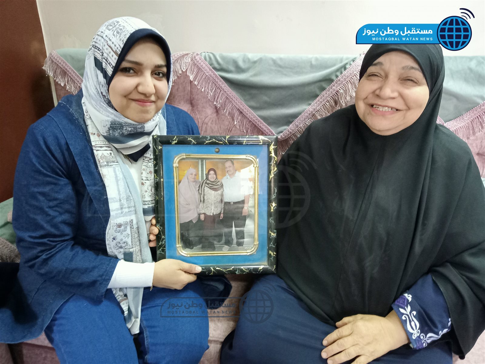السيدة توتو مع نجلتها الدكتورة منى عبد الوهاب (3)