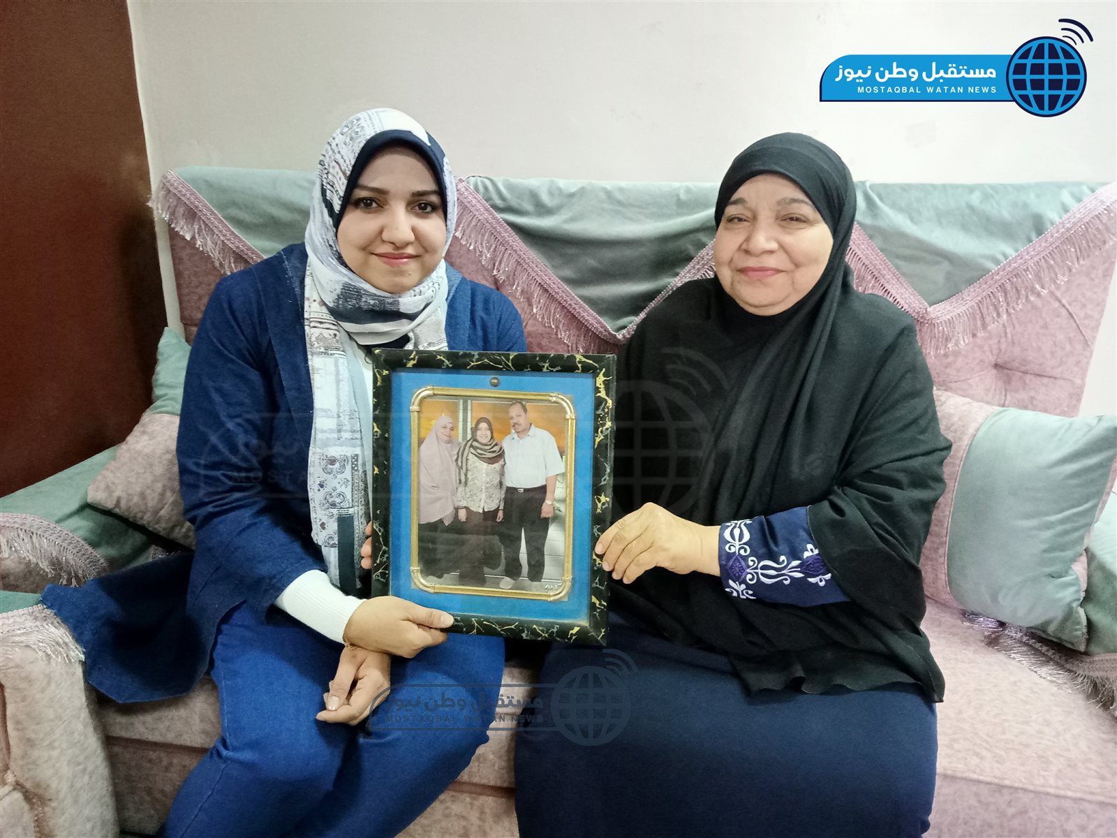 السيدة توتو مع نجلتها الدكتورة منى عبد الوهاب (6)