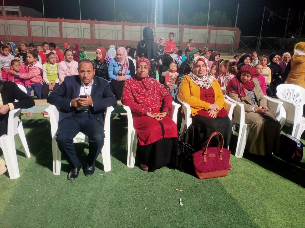 احتفالية تكريم أمهات مثاليات في مركزي الخارجة وباريس (25)