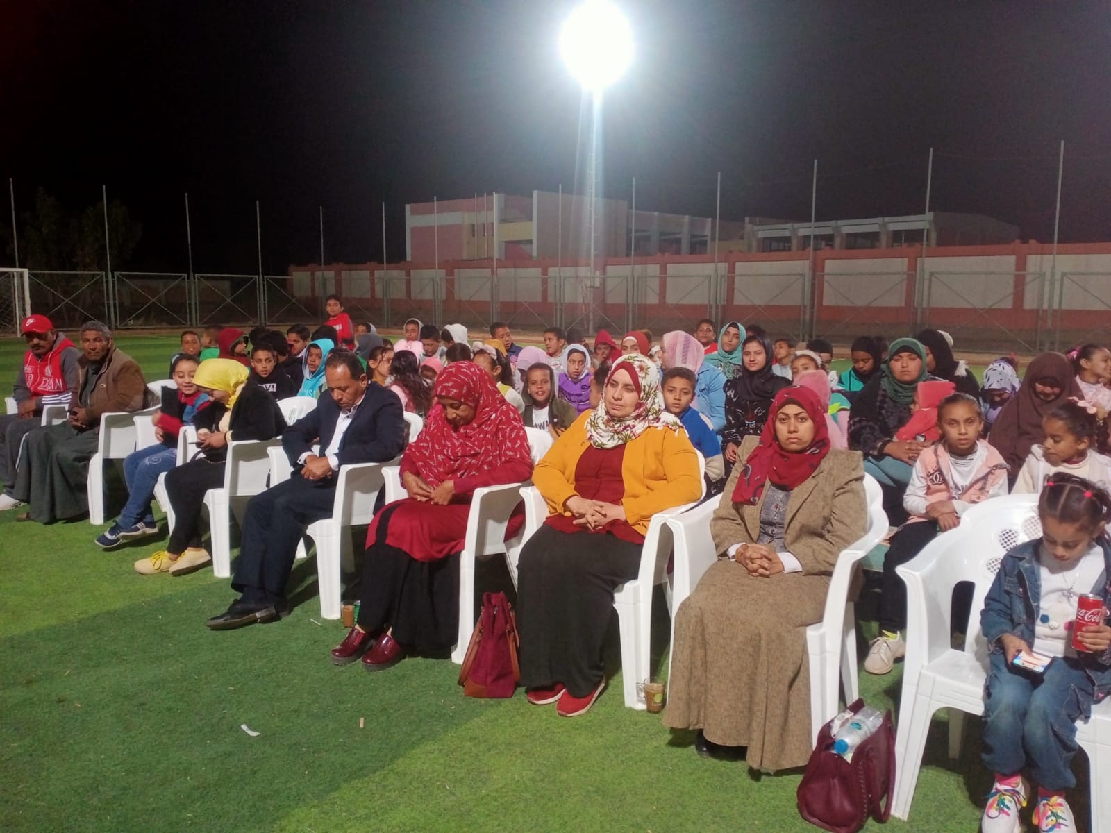 احتفالية تكريم أمهات مثاليات في مركزي الخارجة وباريس (27)