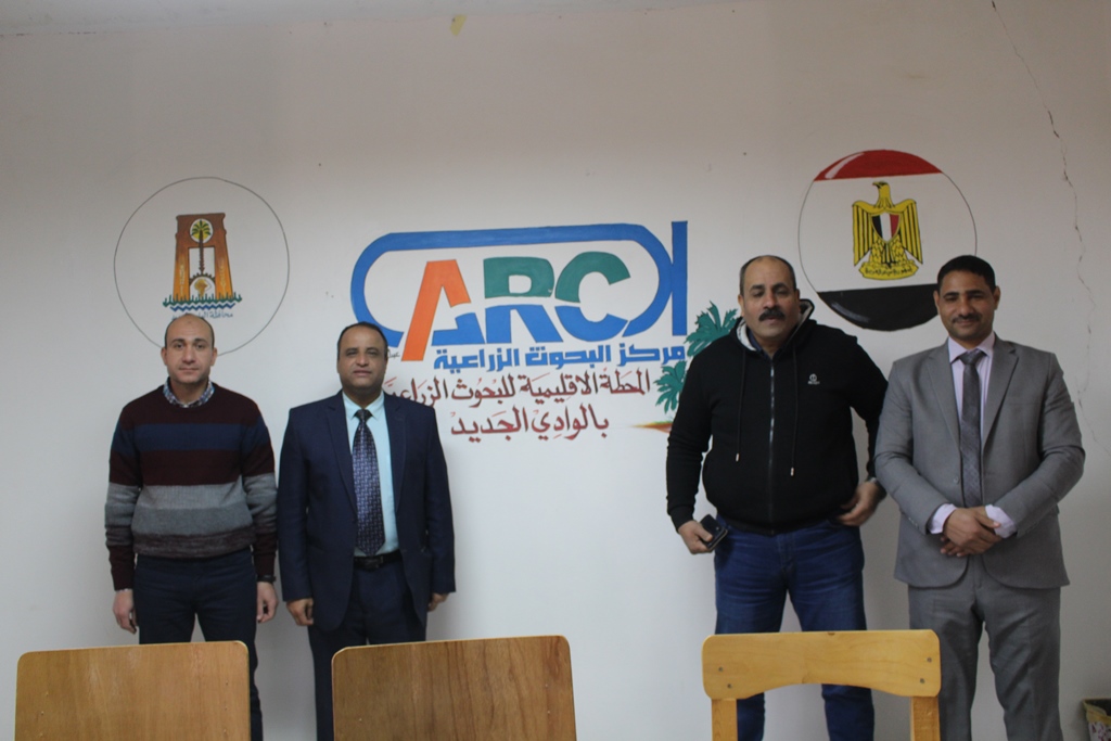 اساتذة وباحثي محطة البحوث الزراعية بالزراعة (1)