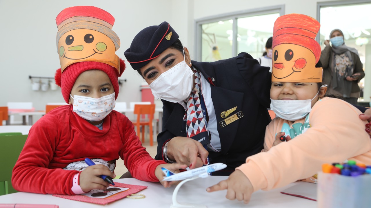 خلال الاحتفال مع الأطفال