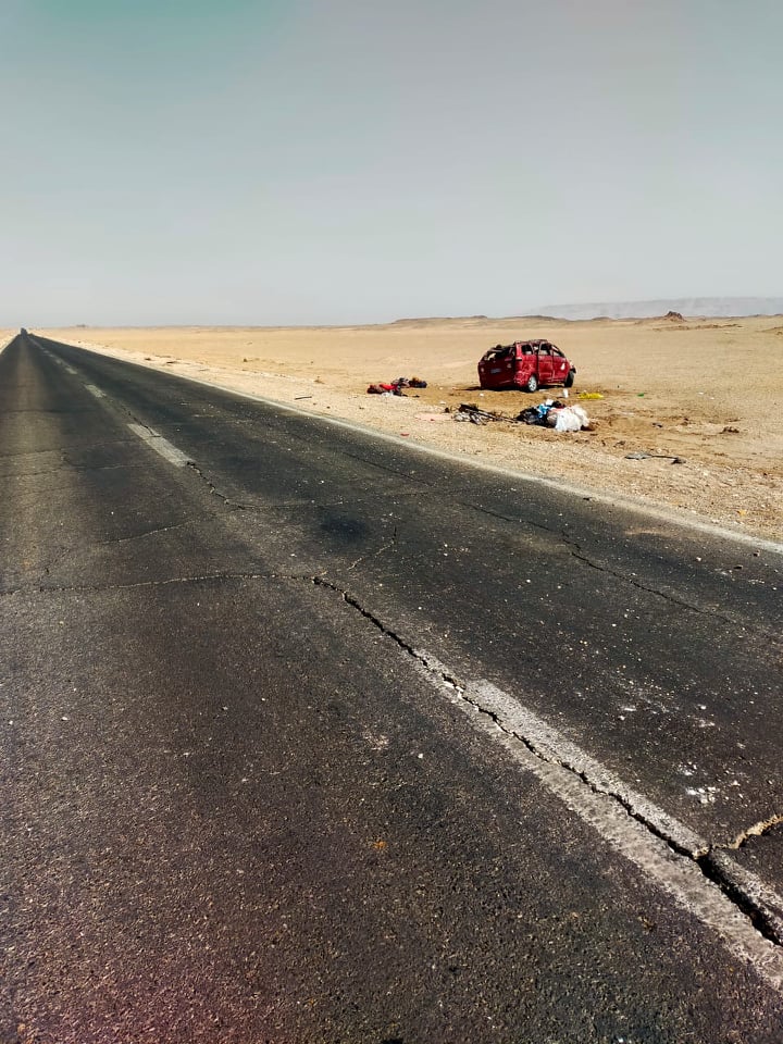 انقلاب سيسارة ملاكي بطريق الخارجة - الداخلة (3)